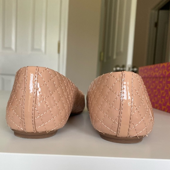 Good condition Tory Burch Kent Quilted Ballet Flat in Nude Patent 7.5 - Picture 5 of 7